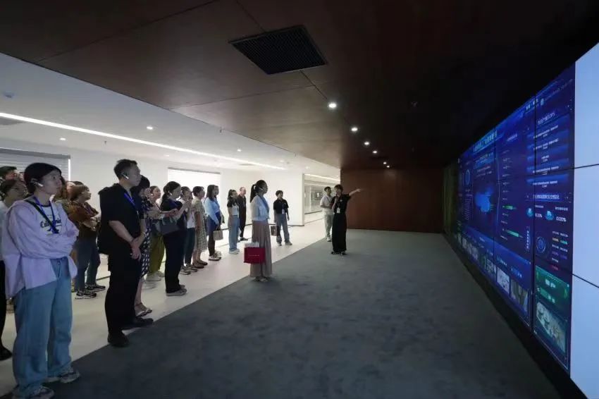10.参观小罐茶现代化工厂.jpg