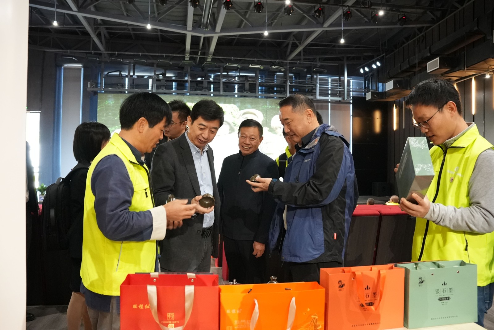【7-1】领导观摩展品.jpg