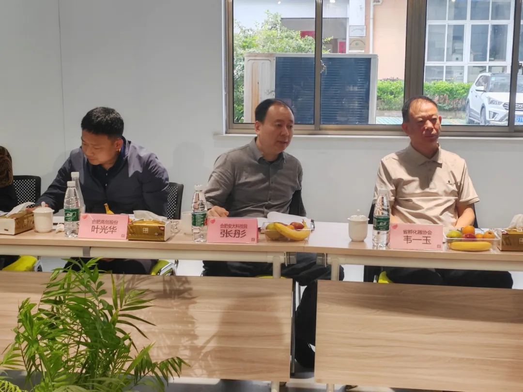 4-2 与会代表讨论.jpg